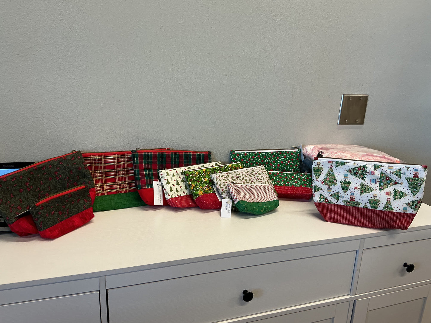 HOLIDAY ASSORMENT M POUCH