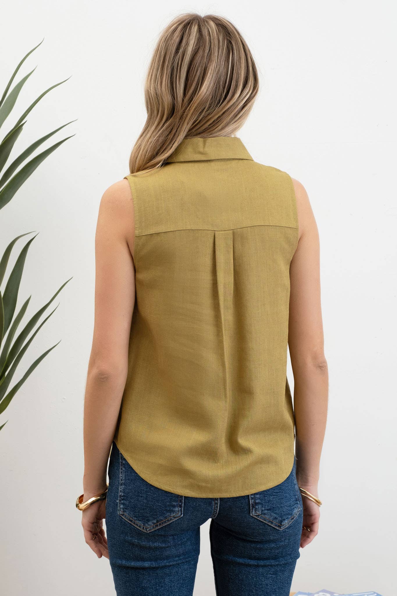 COLLARED BUTTON DOWN SLEEVELESS SHIRT