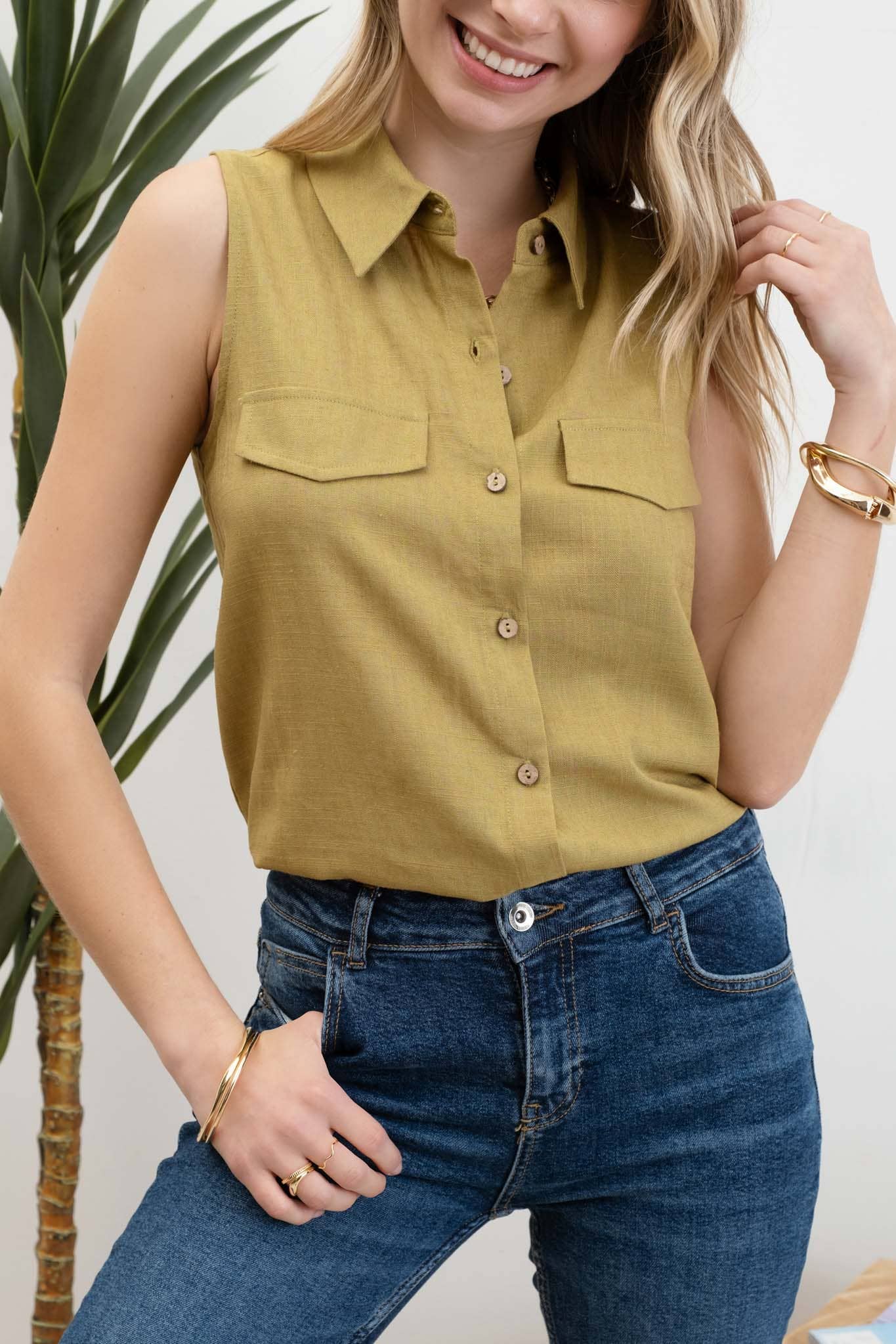 COLLARED BUTTON DOWN SLEEVELESS SHIRT