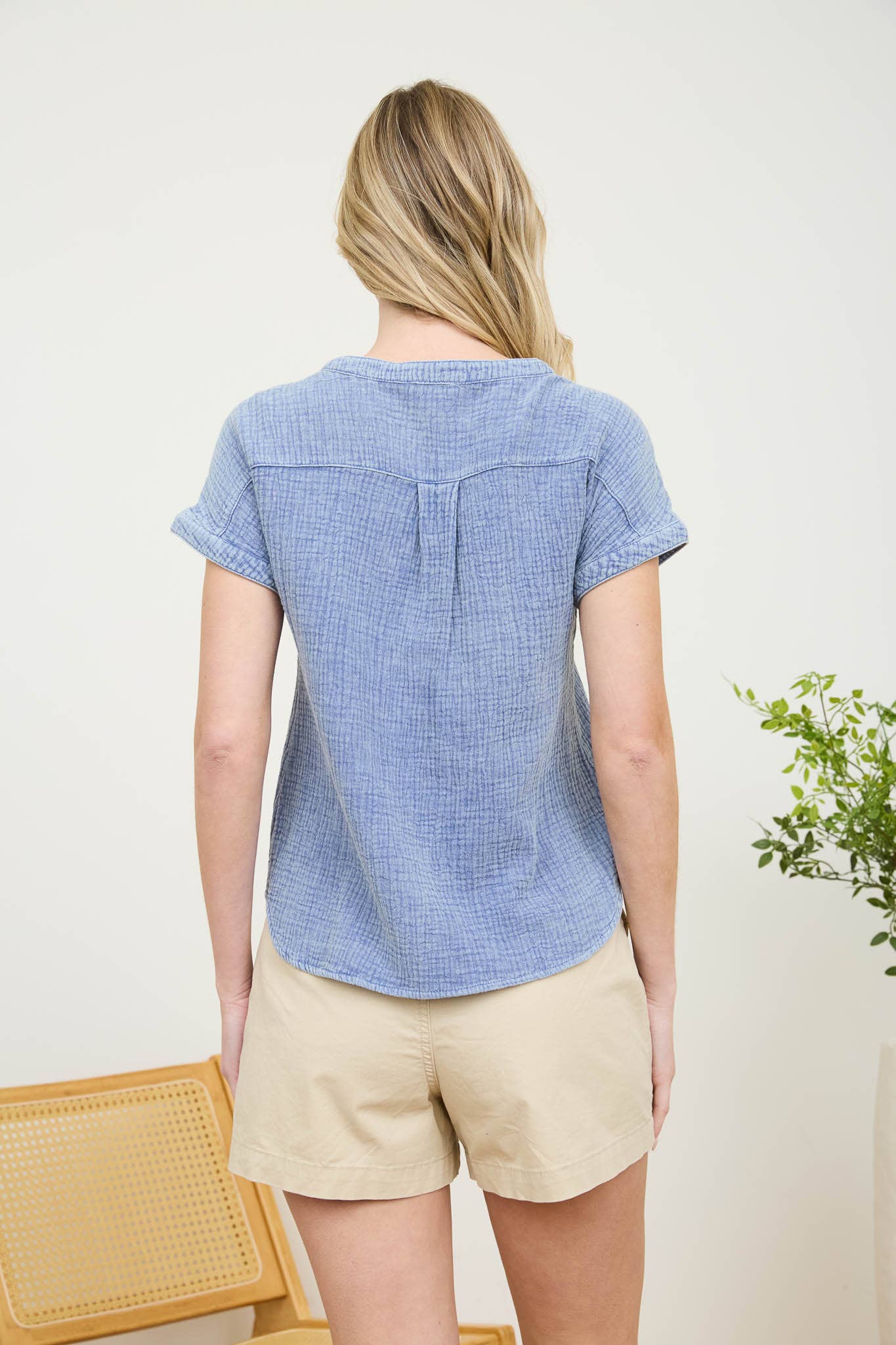 SHORT SLEEVE HENLEY CHAMBRAY TOP