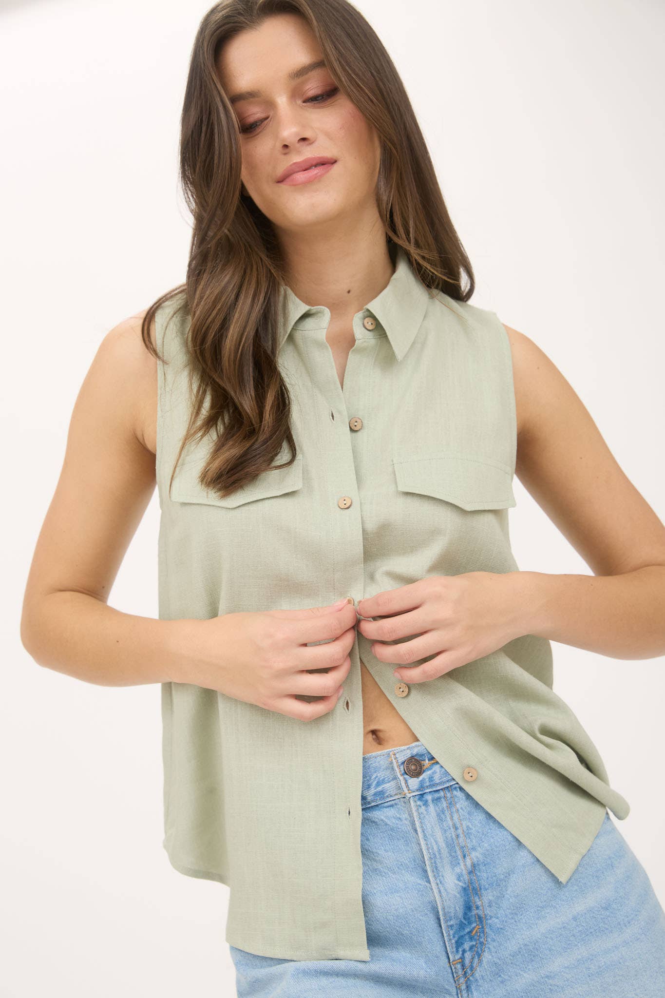 COLLARED BUTTON DOWN SLEEVELESS SHIRT