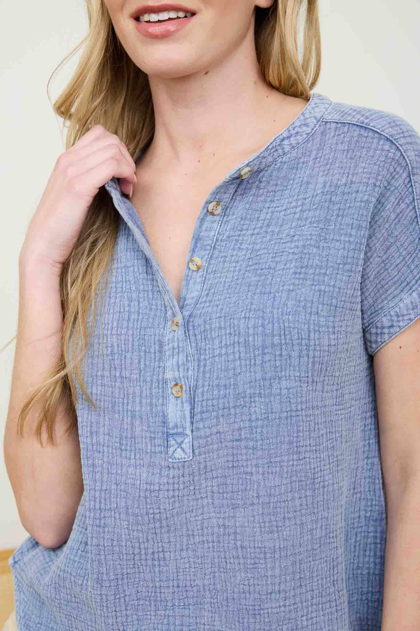 SHORT SLEEVE HENLEY CHAMBRAY TOP