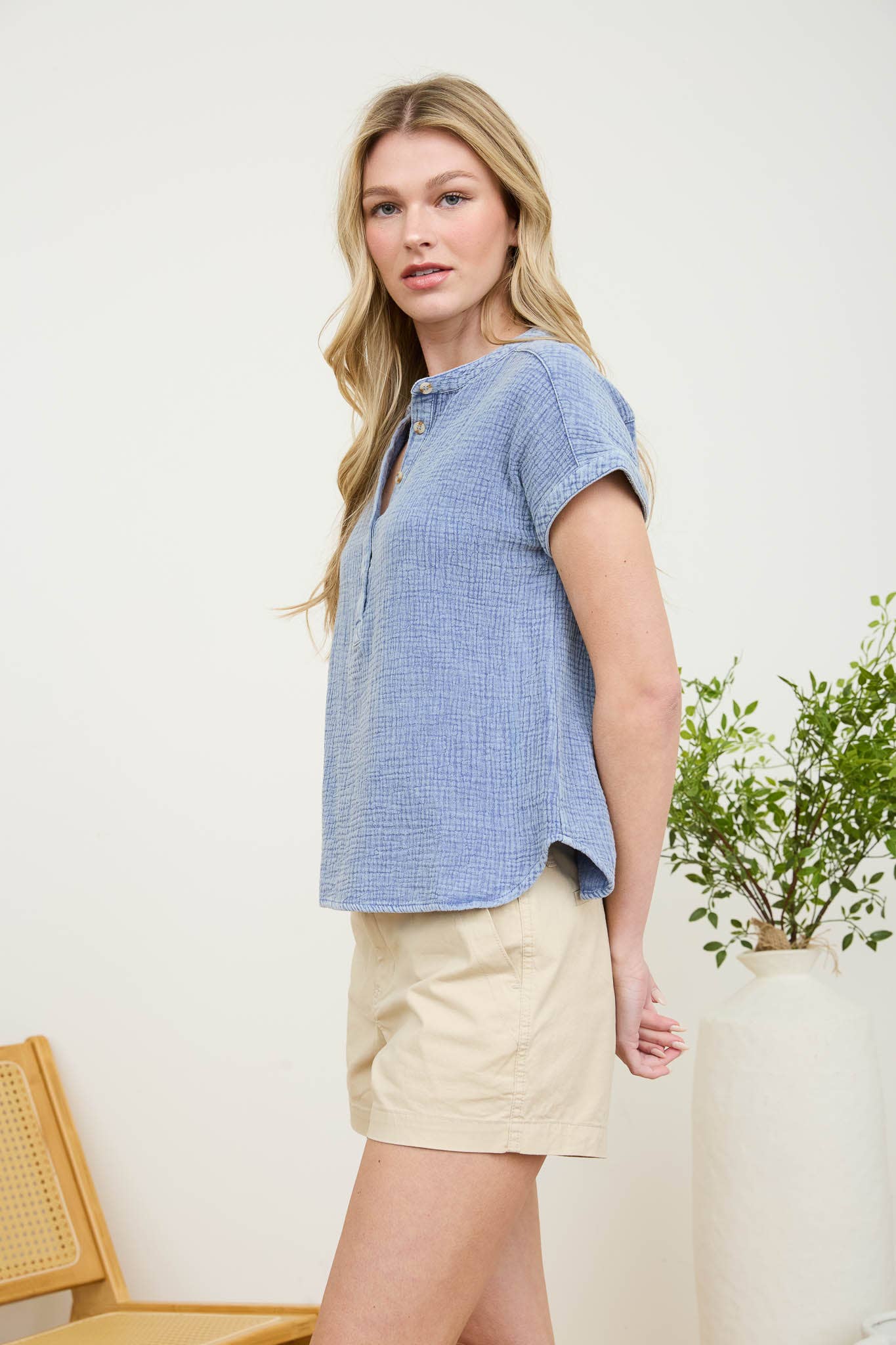 SHORT SLEEVE HENLEY CHAMBRAY TOP