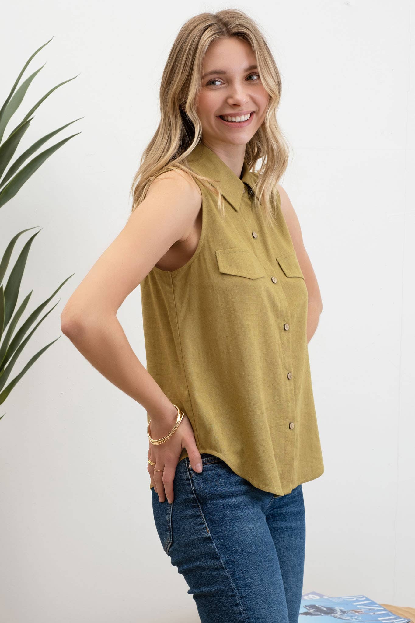 COLLARED BUTTON DOWN SLEEVELESS SHIRT